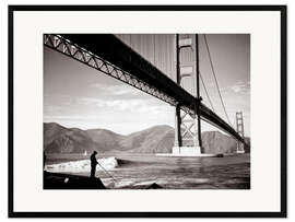 Impression artistique encadrée 1940s man fishing underneath Golden Gate Bridge, San Francisco