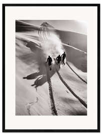 Impression artistique encadrée Skiiers in the Swiss Alps, 1950&#039;s - Vintage Ski Collection