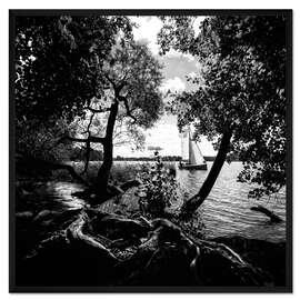 Gerahmter Kunstdruck Segelboot in Ufernähe