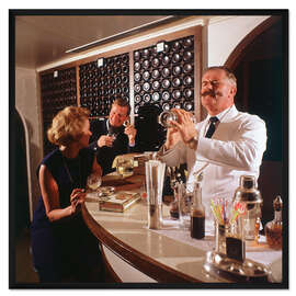 Gerahmter Kunstdruck Ein prächtig schnauzbärtiger Barkeeper auf einem Kreuzfahrtschiff