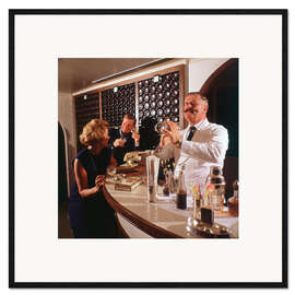 Gerahmter Kunstdruck Ein prächtig schnauzbärtiger Barkeeper auf einem Kreuzfahrtschiff