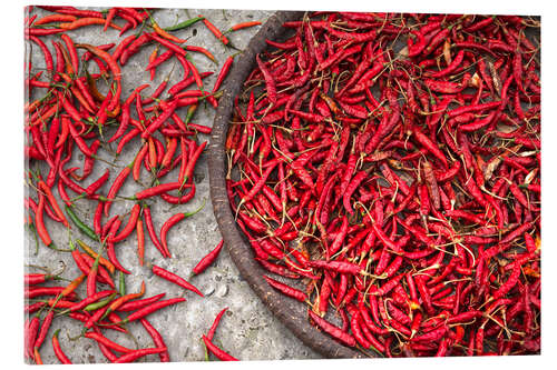 Acrylglasbild Nepal, trocknende Chilischoten auf dem Bürgersteig