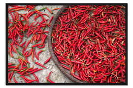 Gerahmter Kunstdruck Nepal, trocknende Chilischoten auf dem Bürgersteig