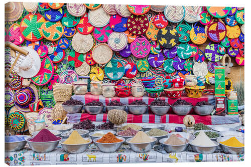 Canvastavla Baskets and spices at the market of Luxor, Egypt