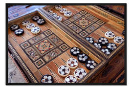 Gerahmter Kunstdruck Handgeschnitztes Backgammon-Set mit Intarsien, Fes, Marokko