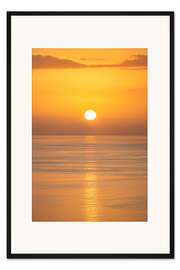 Gerahmter Kunstdruck Orangener Sonnenuntergang über dem Meer