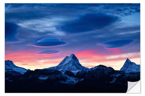 Sticker mural Lenticular clouds during sunrise behind Schreckhorn