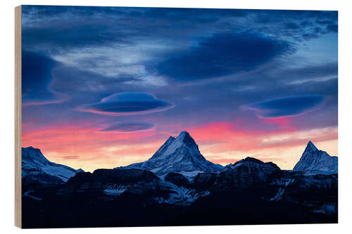 Print på træ Lenticular clouds during sunrise behind Schreckhorn