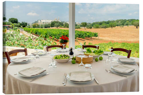Leinwandbild Essen im Freien in der Masseria Aprile, Locorotundo, Italien