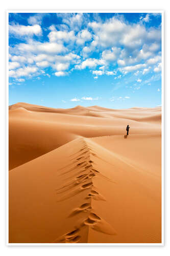 Poster Frau in der Wüste Sahara, Erg Murzuq, Fezzan, Libyen