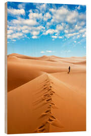 Tableau en bois Woman in the Sahara Desert, Erg Murzuq, Fezzan, Libya - Jones &amp; Shimlock