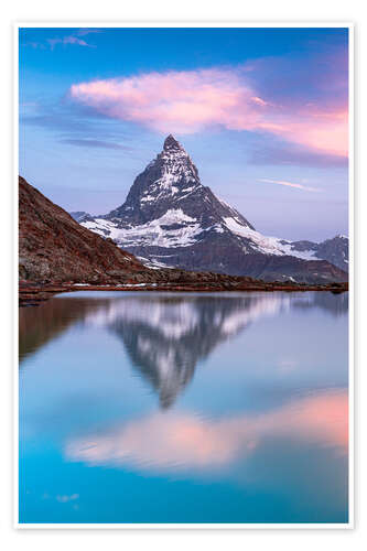 Juliste Scenic sunrise over Matterhorn peak reflected in Riffelsee