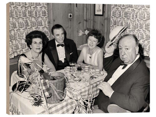 Holzbild Alfred Hitchcock mit Frau und Freunden, Schweiz, 1967