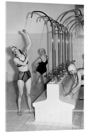 Acrylglasbild Frauen duschen im städtischen Hallenbad, 1941