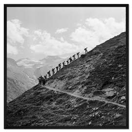 Gerahmter Kunstdruck Eine Wandergruppe in den Schweizer Bergen