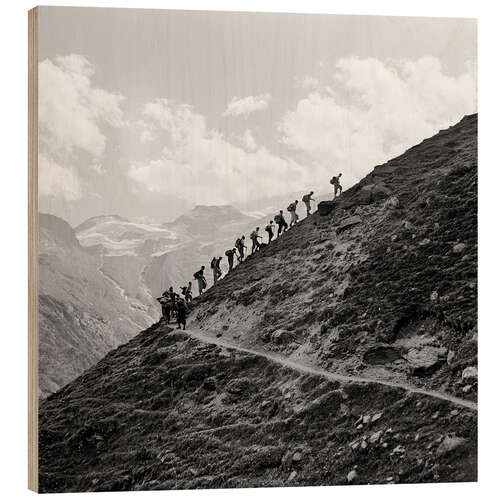 Quadro de madeira A hiking group in the Swiss mountains