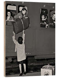 Holzbild Italienische Gastarbeiter reisen für die Wahlen nach Italien, 1963