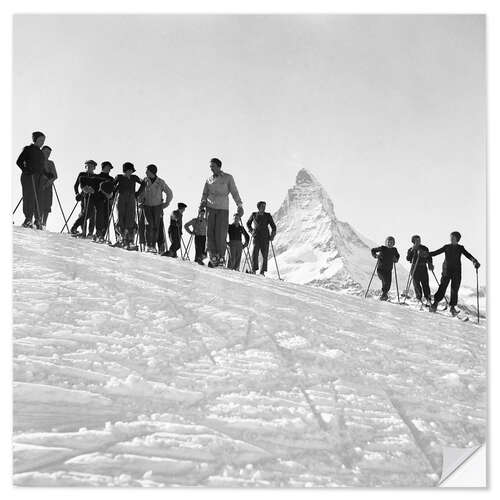 Vinilo para la pared Skiers in front of the Matterhorn, Switzerland, 1941