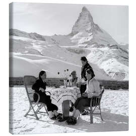 Leinwandbild Kaffeerunde, im Hintergrund das Matterhorn, Schweiz, 1945