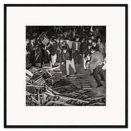 Gerahmter Kunstdruck Konzertbesucher demolieren die Sitze beim Konzert der Rolling Stones, Zürich, 1967