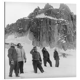 Alubild Gletscherpiloten beobachten ein Flugzeug, Schweiz, 1960