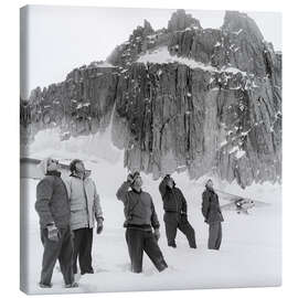 Tableau sur toile Glacier pilots observe a plane, Switzerland, 1960