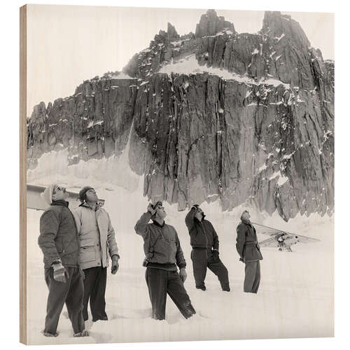 Holzbild Gletscherpiloten beobachten ein Flugzeug, Schweiz, 1960