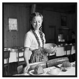 Gerahmter Kunstdruck Junge Schweizerin deckt den Tisch für das Frühstück, 1943