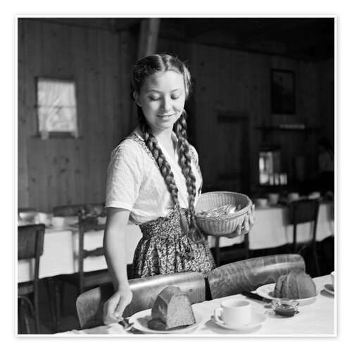 Plakat Swiss girl sets the table for breakfast, 1943