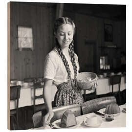 Holzbild Junge Schweizerin deckt den Tisch für das Frühstück, 1943