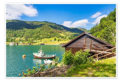 Poster Blick auf den Åkrafjord mit Fischerboot in Norwegen