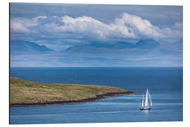 Alumiinitaulu Sailing boat off the coast of the Isle of Skye, Scotland - Christian Müringer