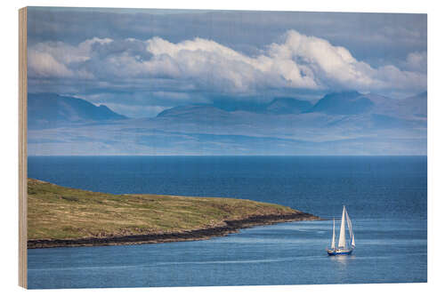 Quadro de madeira Sailing boat off the coast of the Isle of Skye, Scotland