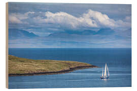 Quadro de madeira Sailing boat off the coast of the Isle of Skye, Scotland - Christian Müringer