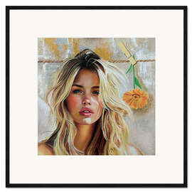 Gerahmter Kunstdruck Blonde Frau mit orangefarbener Blume
