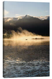Leinwandbild Fischerboot im Morgennebel mit Bergpanorama - Michael Helmer