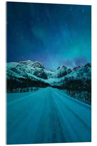 Akrylglastavla Northern lights over a wintry road in Norway