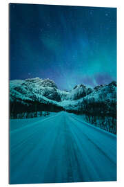 Galleriataulu Northern lights over a wintry road in Norway