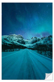 Selvklæbende plakat Northern lights over a wintry road in Norway