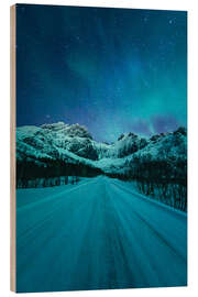 Cuadro de madera Northern lights over a wintry road in Norway
