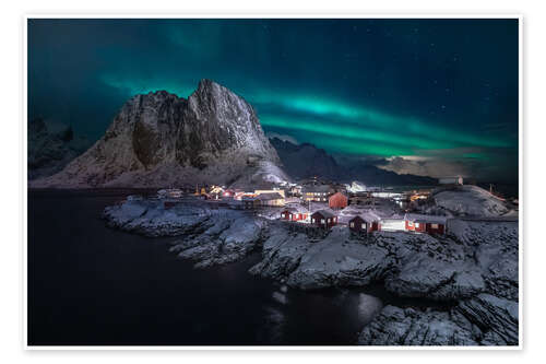 Póster Polar lights over a snow-covered fishing village, Lofoten