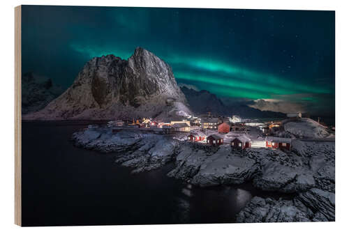 Holzbild Polalrlichter über einem verschneiten Fischerdorf, Lofoten