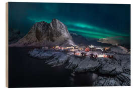 Holzbild Polalrlichter über einem verschneiten Fischerdorf, Lofoten - Andreas Wonisch
