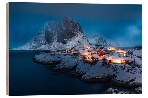 Holzbild Verschneites Fischerdorf auf den Lofoten bei Nacht