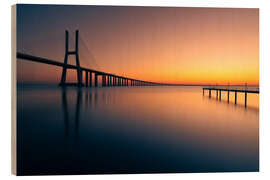 Holzbild Sonnenaufgang über der Ponte Vasco da Gama, Lissabon - Achim Thomae