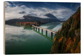 Holzbild Sylvensteinsee, Brücke in den Herbst - Martin Podt