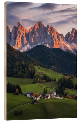 Holzbild St. Magdalena in den Dolomiten bei Sonnenuntergang