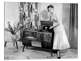 Gallery Print Frau posiert mit Plattenspieler, 1955