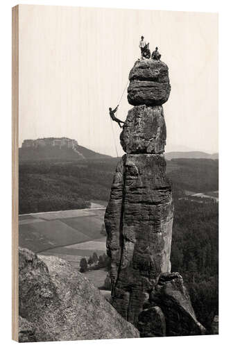 Cuadro de madera Mountaineer on the Barbarine rock needle, Saxon Switzerland, 1920s