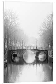 Alubild Nebliger Morgen über einer historischen Kanalbrücke, Amsterdam - George Pachantouris